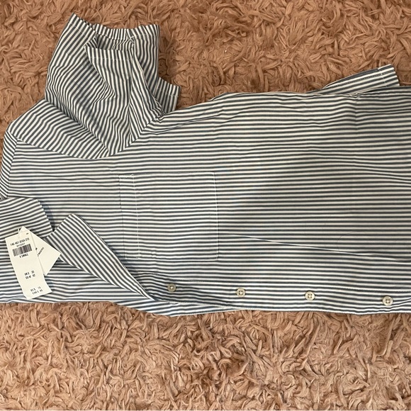 Abercrombie and Fitch - Picture 5 of 5